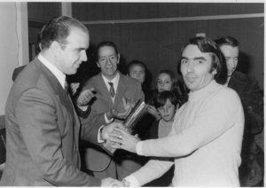 15NOV1973 Sr. Novales recoge premio